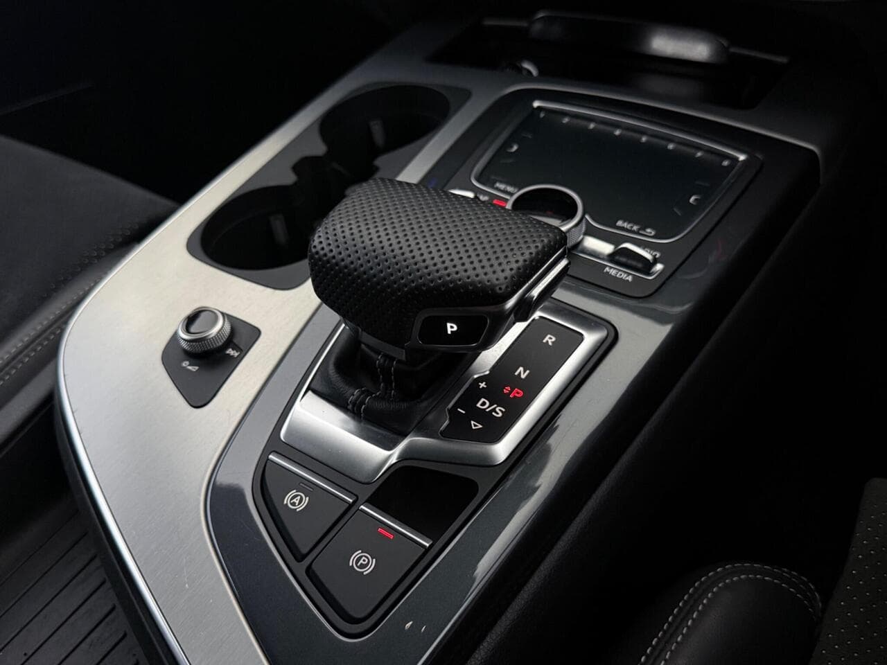 Audi Q7 thumbnail Interior Front