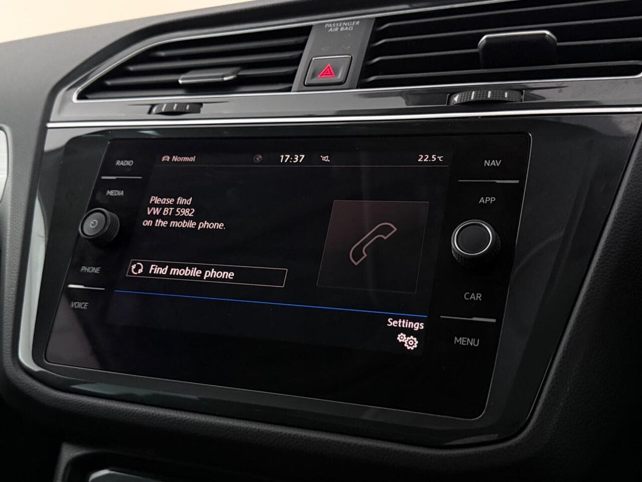 Volkswagen Tiguan thumbnail Infotainment System
