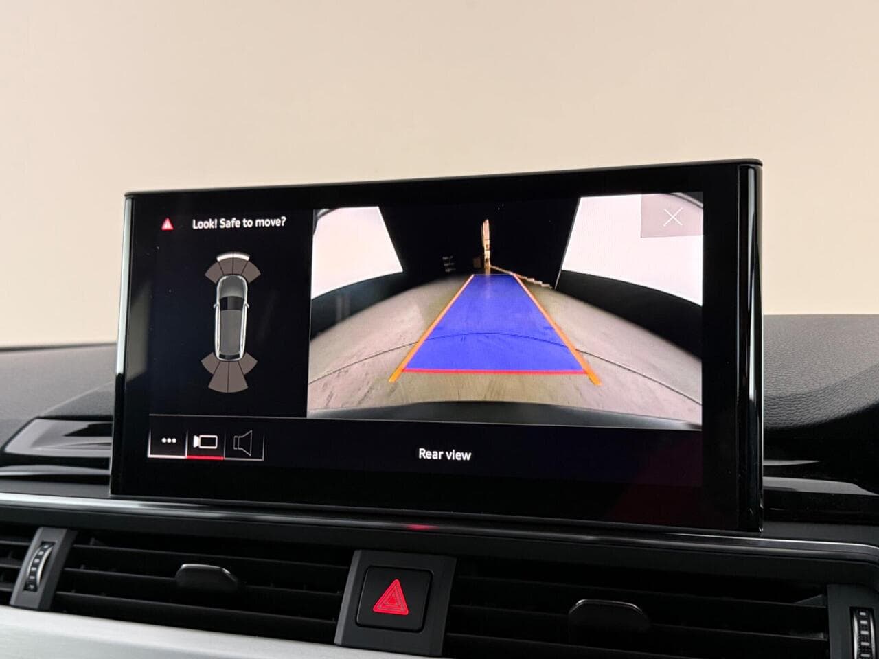 Audi A4 Avant thumbnail Infotainment System