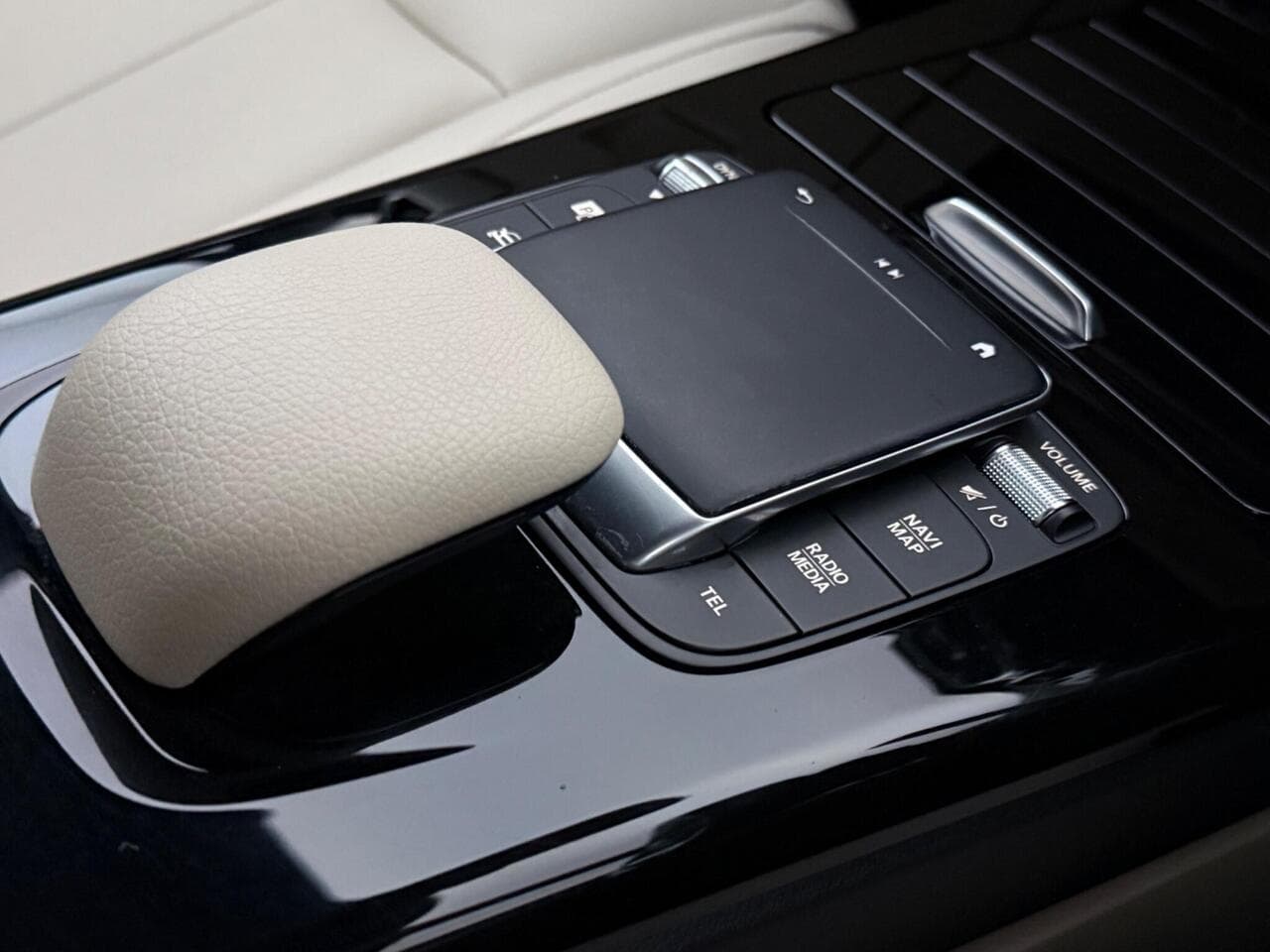 Mercedes-Benz CLA thumbnail Misc Controls
