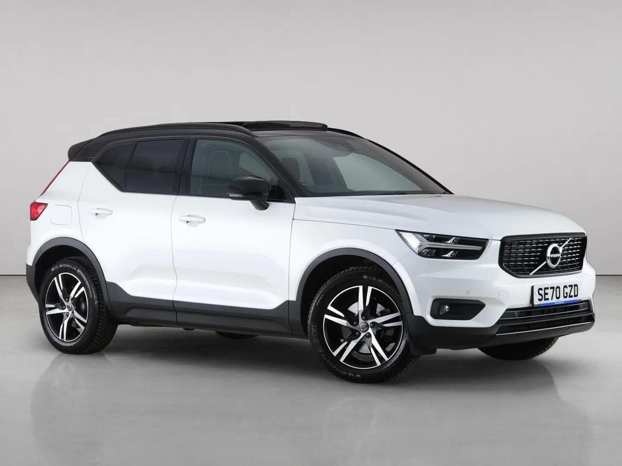 Volvo XC40 - Volvo XC40 2.0 B4 MHEV R-Design Auto AWD Euro 6 (s/s) 5dr