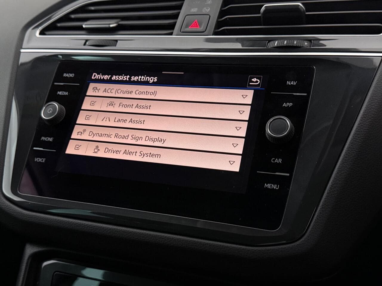 Volkswagen Tiguan thumbnail Infotainment System