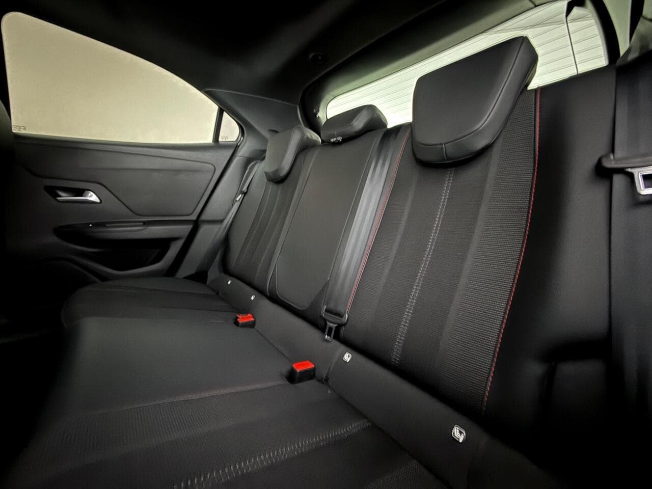 Vauxhall Mokka thumbnail Seats Rear