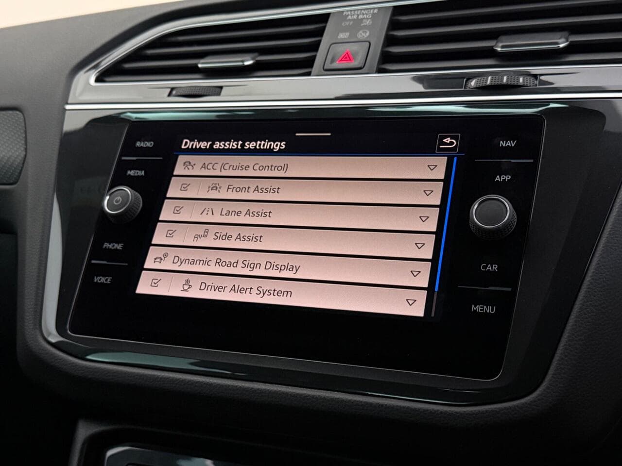 Volkswagen Tiguan thumbnail Infotainment System