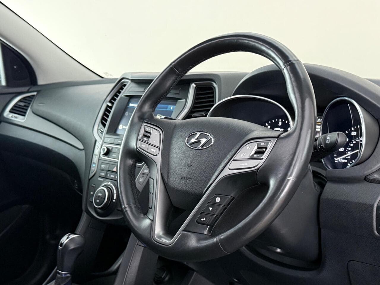 Hyundai Santa Fe thumbnail Steering Wheel