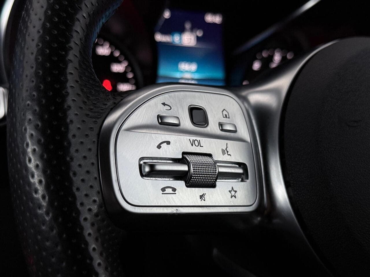 Mercedes-Benz GLC thumbnail Misc Controls