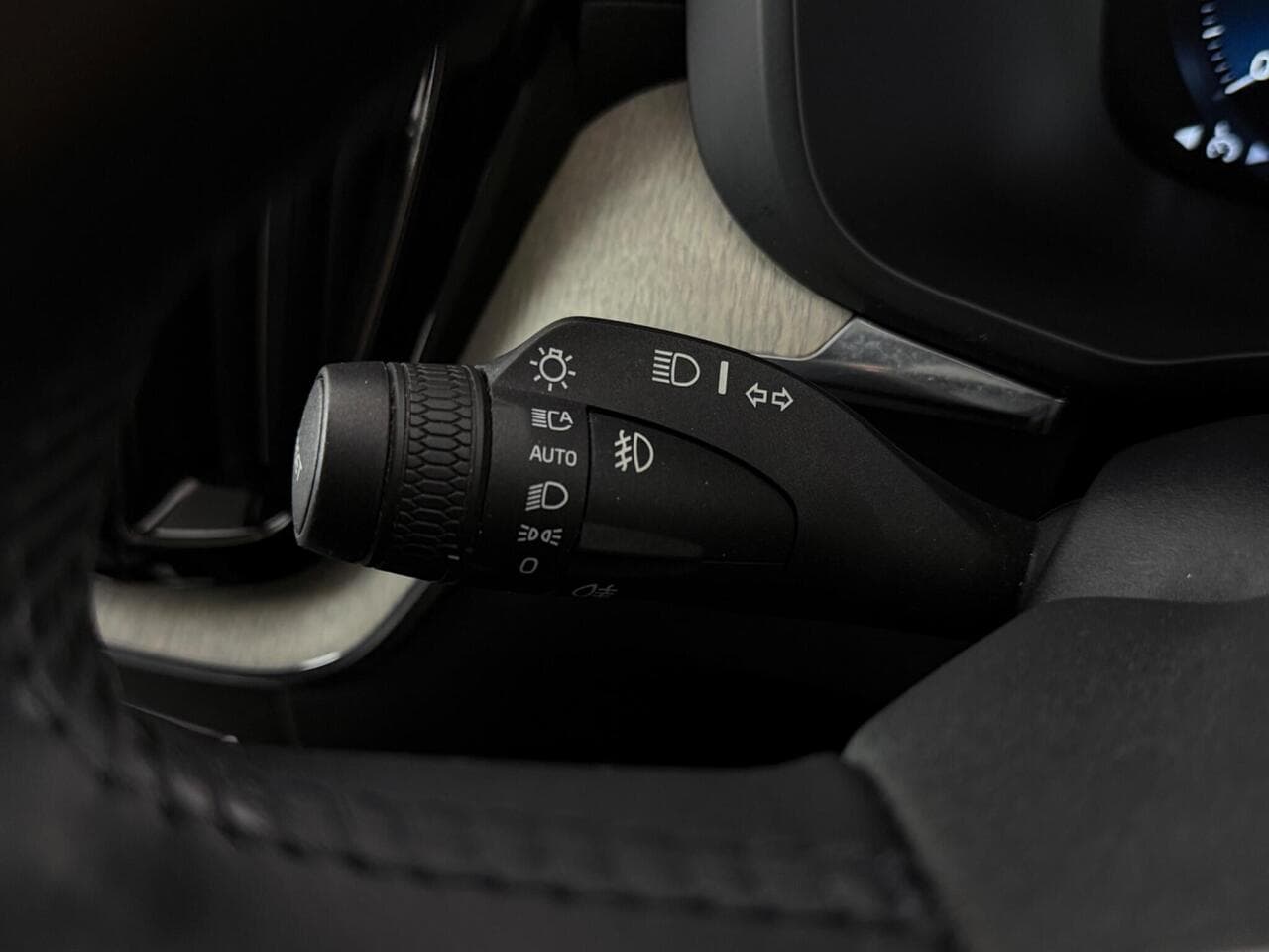 Volvo XC60 thumbnail Misc Controls