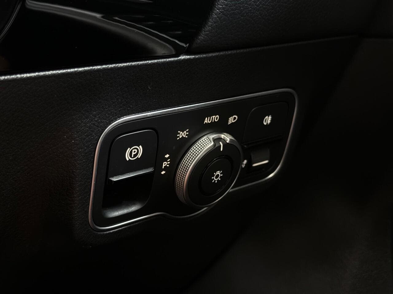 Mercedes-Benz GLA thumbnail Misc Controls