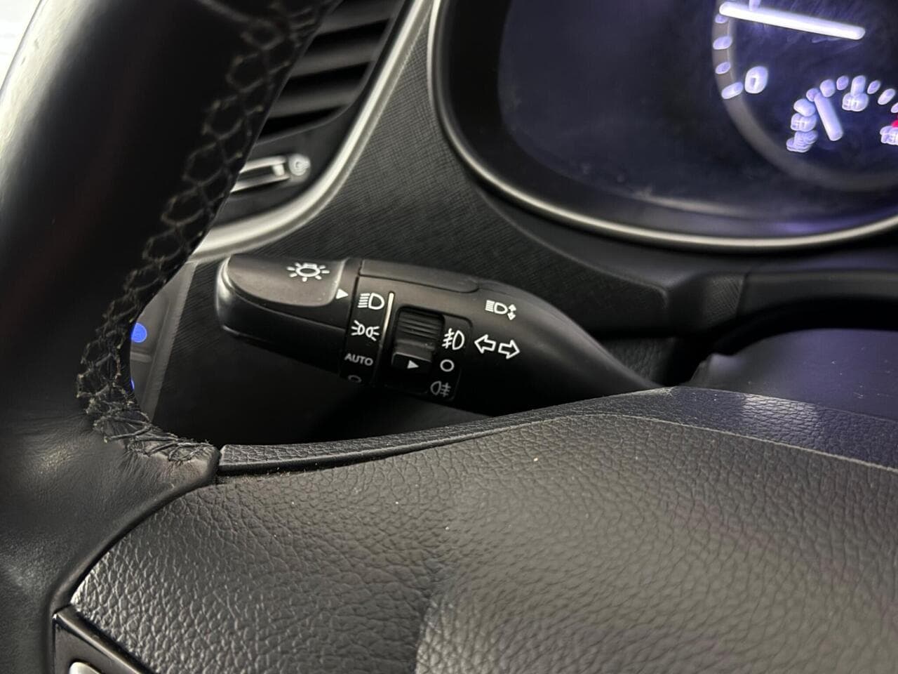 Hyundai Santa Fe thumbnail Misc Controls