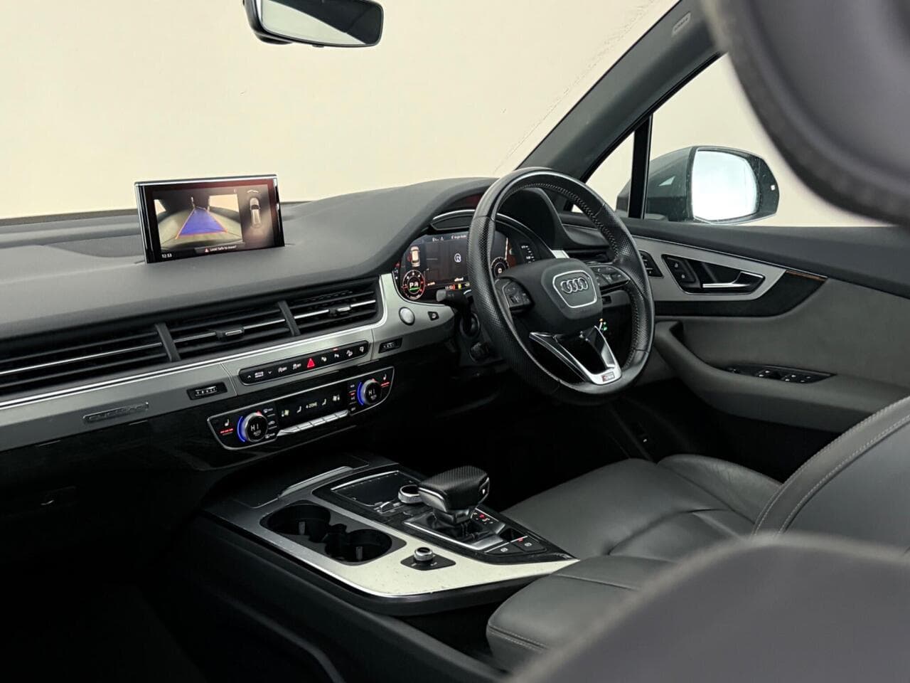Audi Q7 thumbnail Interior Front