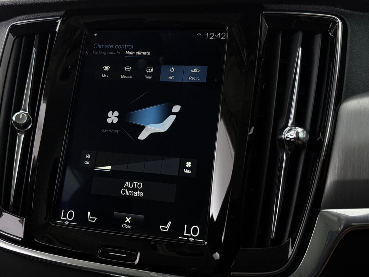 Volvo V90 thumbnail Infotainment System