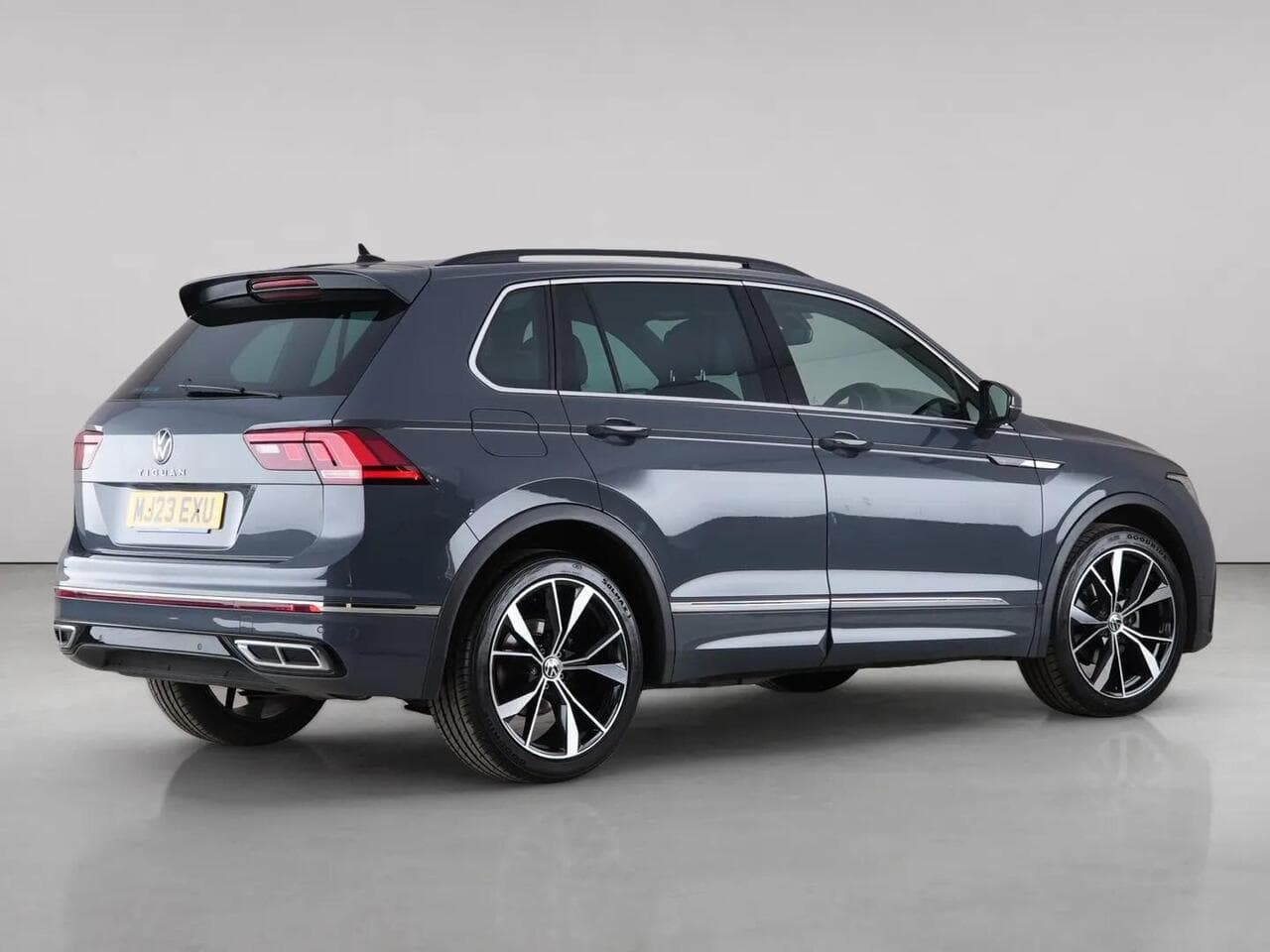Volkswagen Tiguan thumbnail Side Right