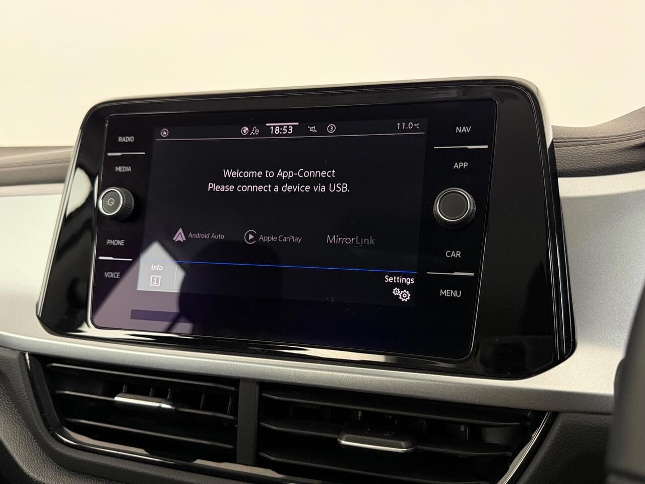 Volkswagen T-Roc thumbnail Infotainment System