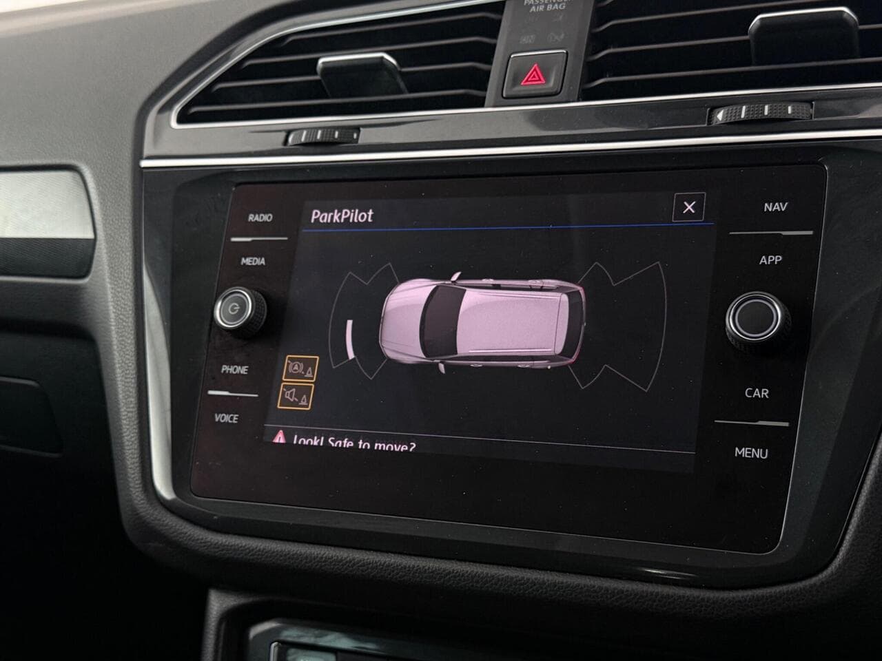 Volkswagen Tiguan thumbnail Infotainment System