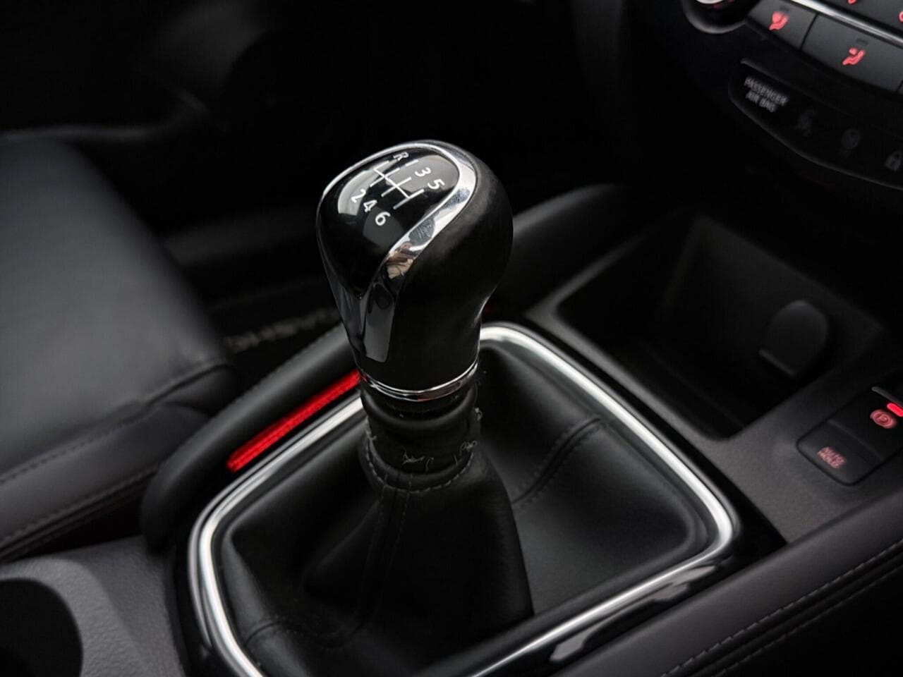 Nissan Qashqai thumbnail Interior Front