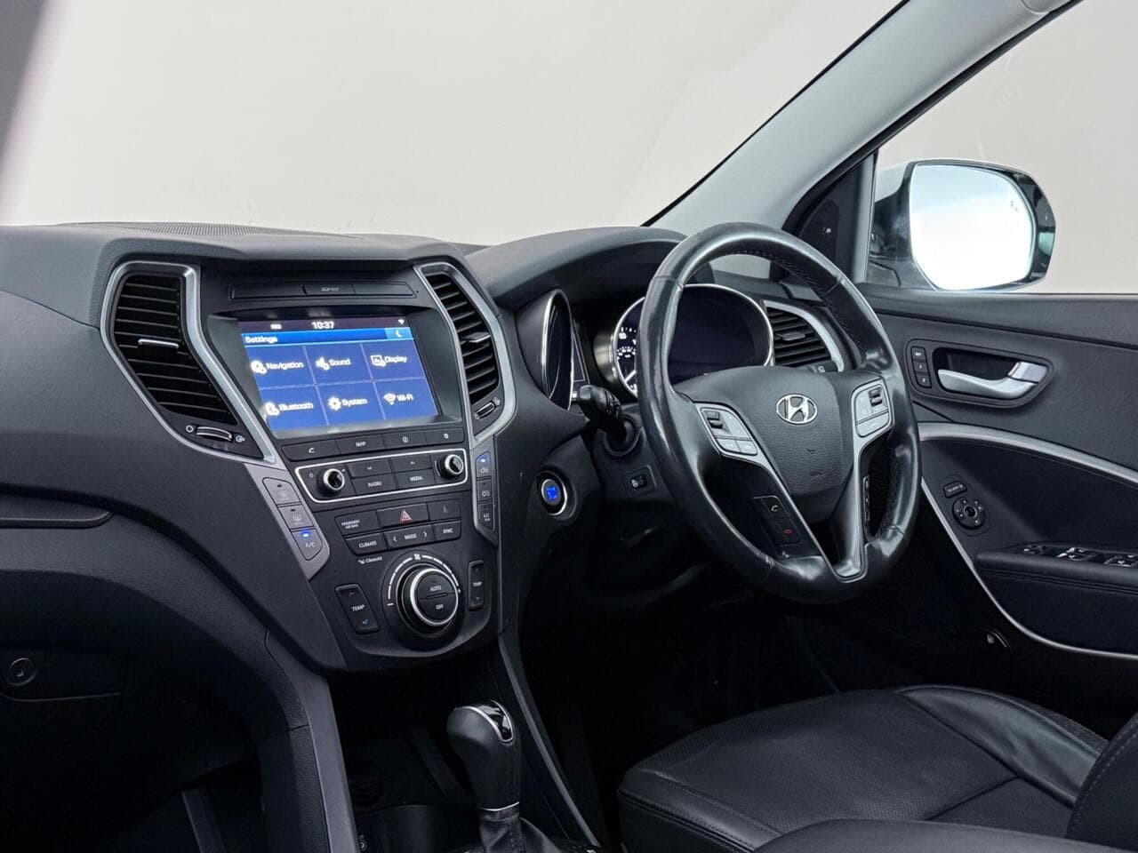 Hyundai Santa Fe thumbnail Interior Front