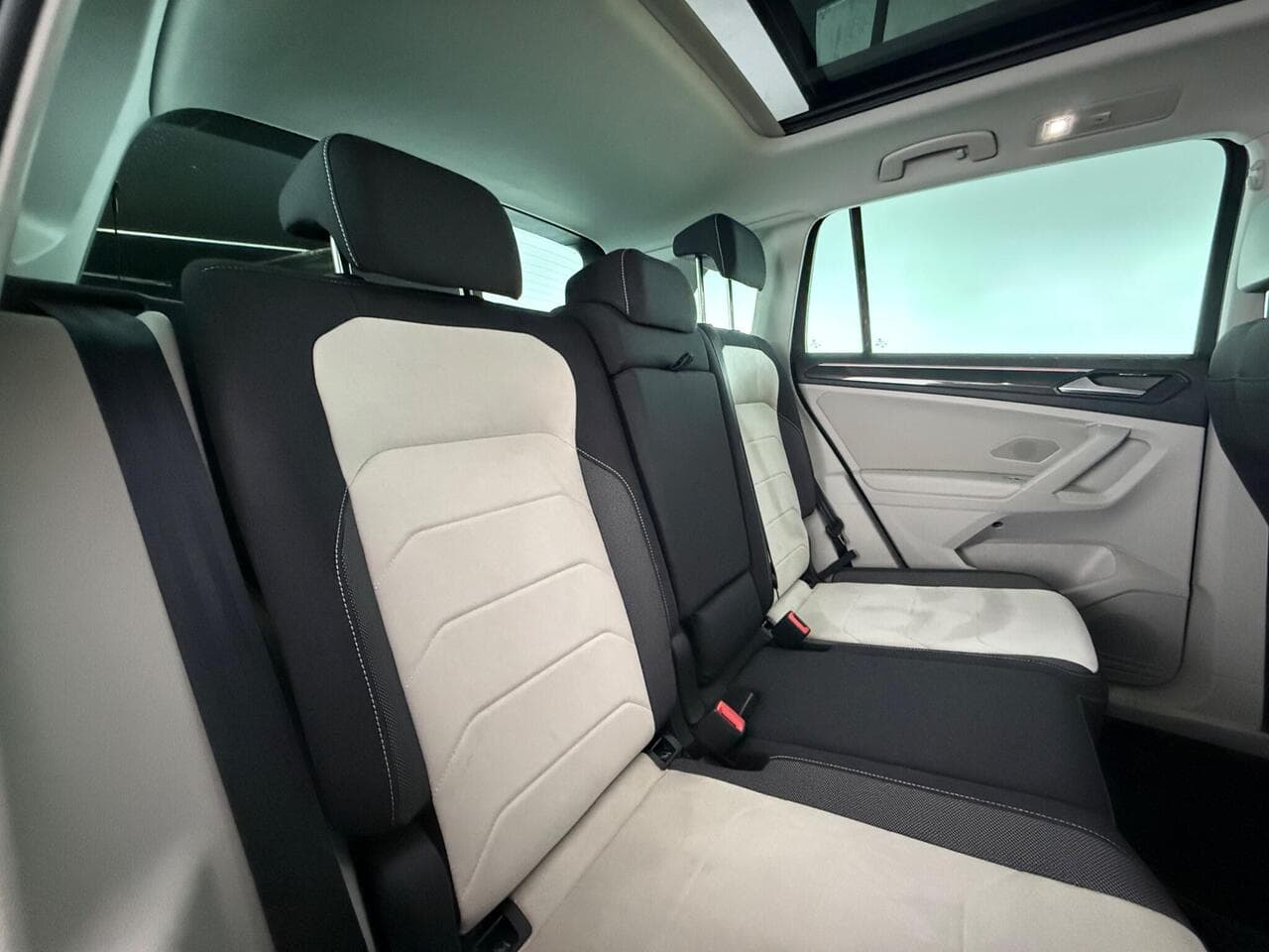 Volkswagen Tiguan thumbnail Seats Rear