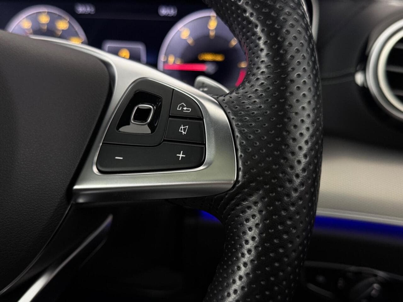 Mercedes-Benz E Class thumbnail Misc Controls