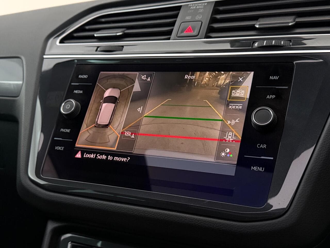 Volkswagen Tiguan thumbnail Infotainment System