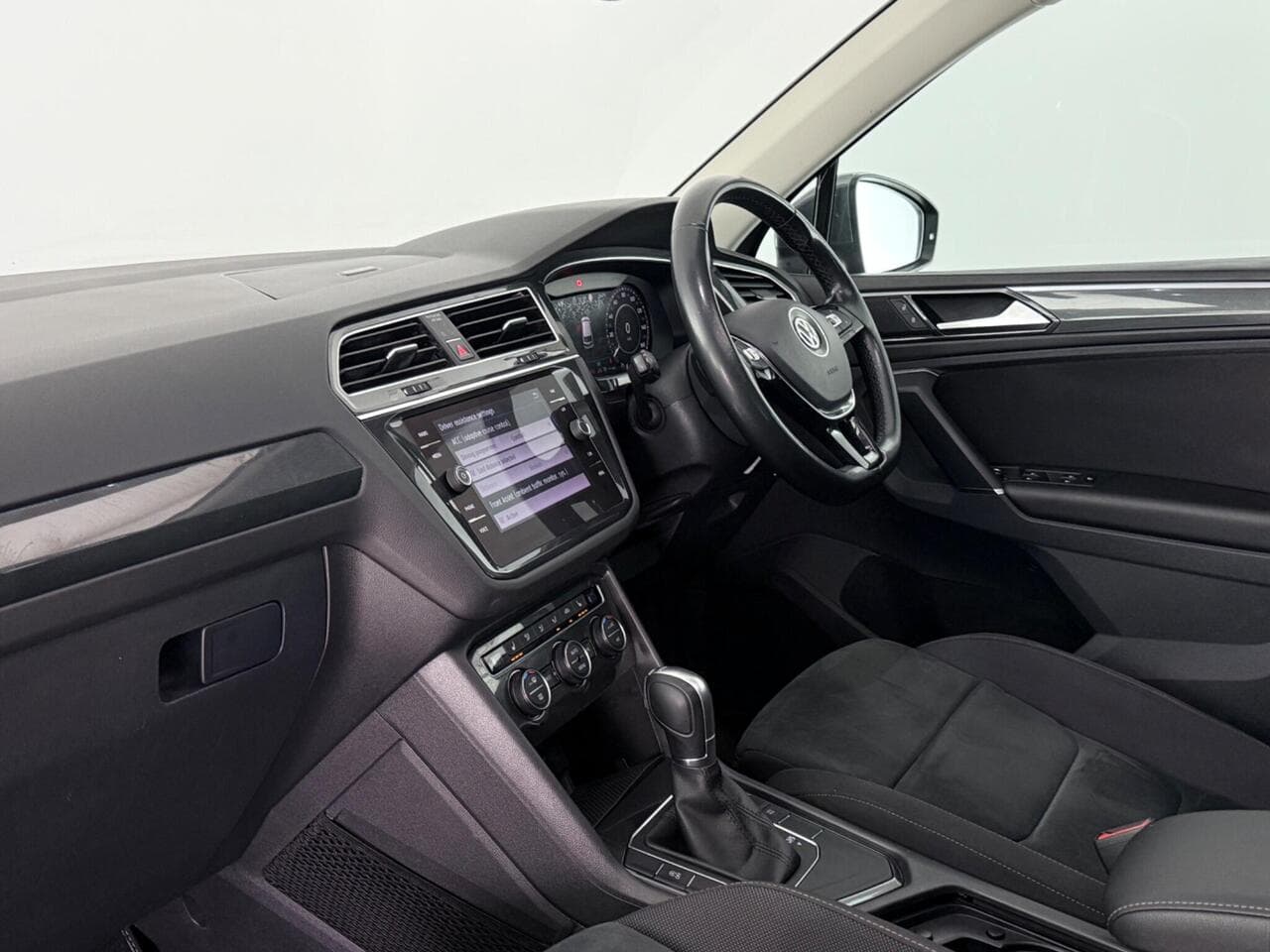Volkswagen Tiguan thumbnail Interior Front