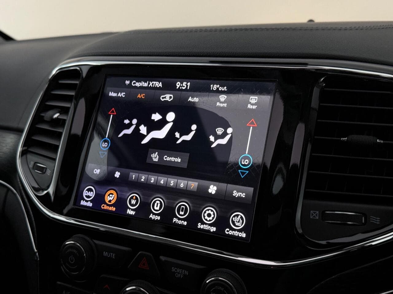 Jeep Grand Cherokee thumbnail Infotainment System
