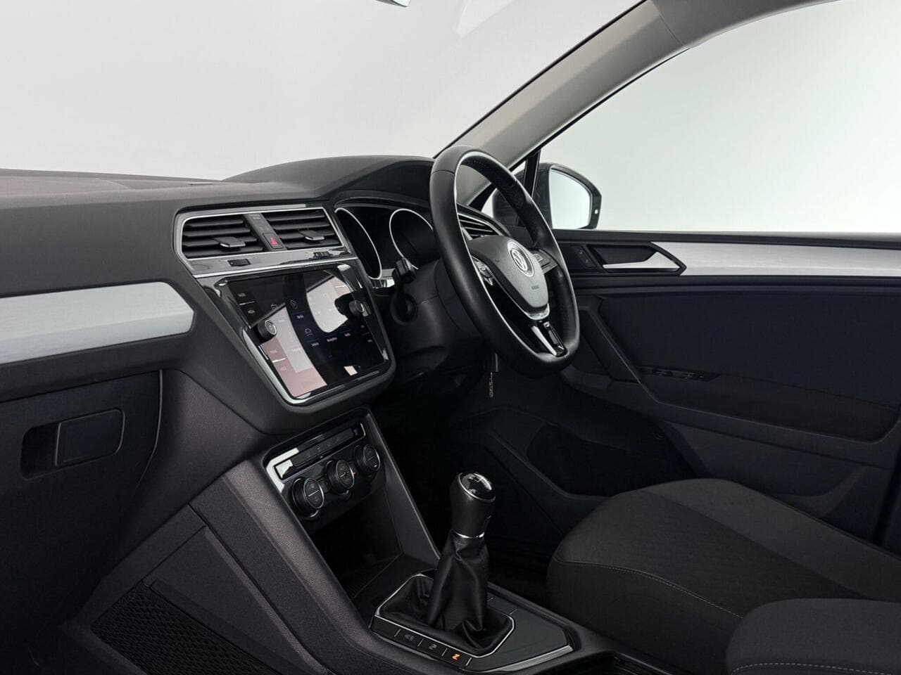 Volkswagen Tiguan thumbnail Interior Front