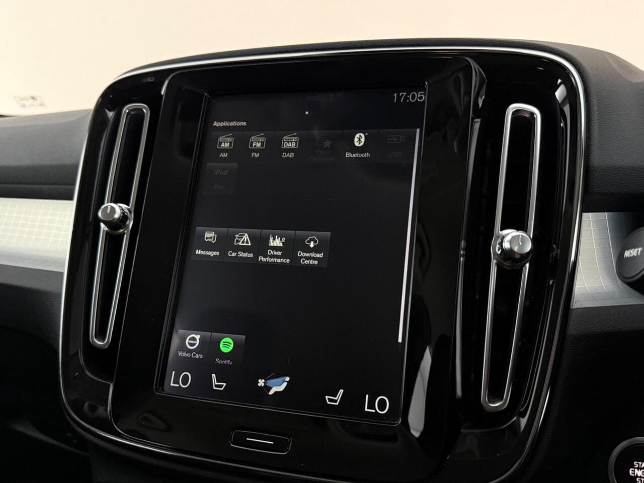Volvo XC40 thumbnail Infotainment System