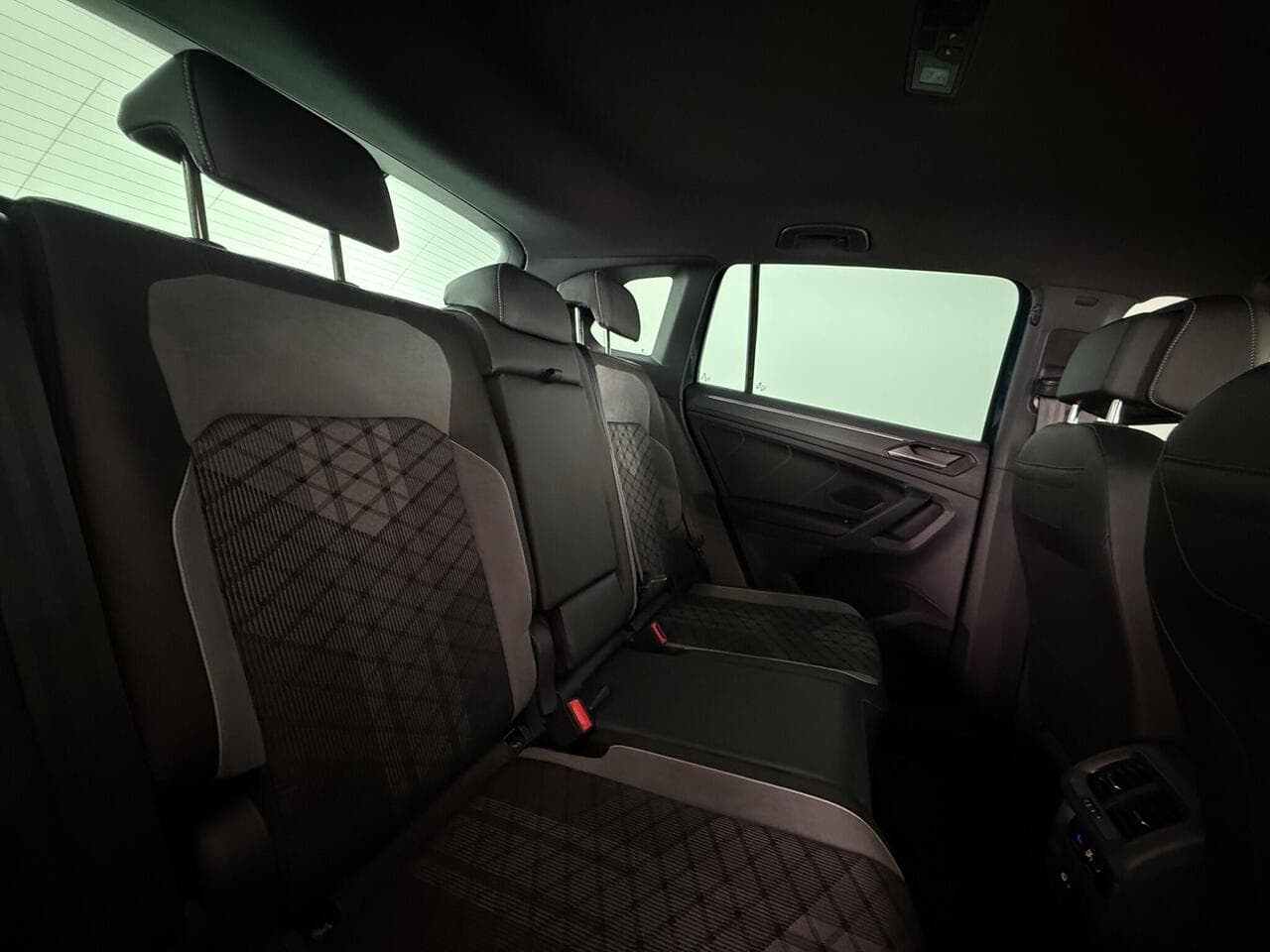 Volkswagen Tiguan thumbnail Seats Rear