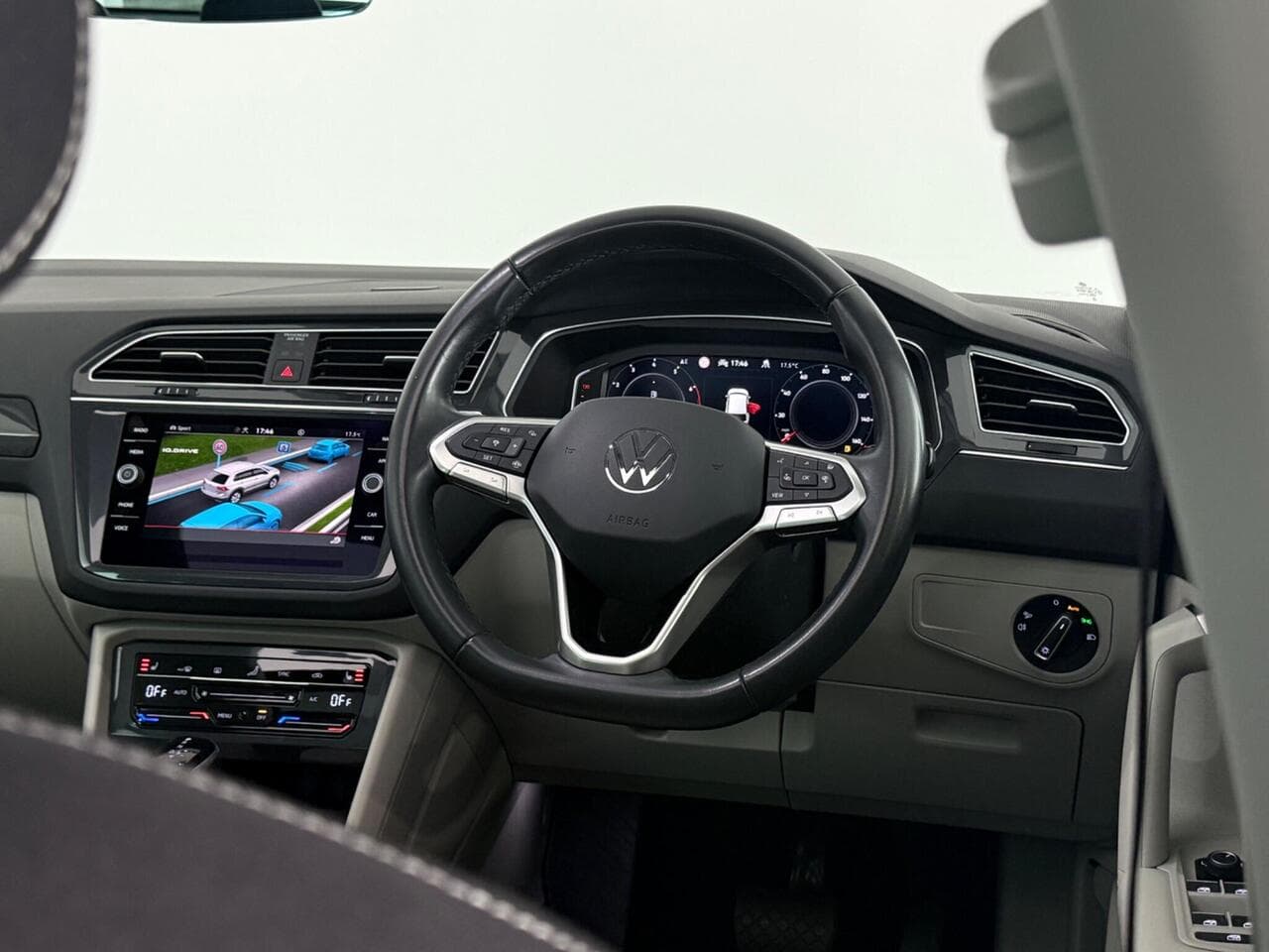 Volkswagen Tiguan thumbnail Steering Wheel