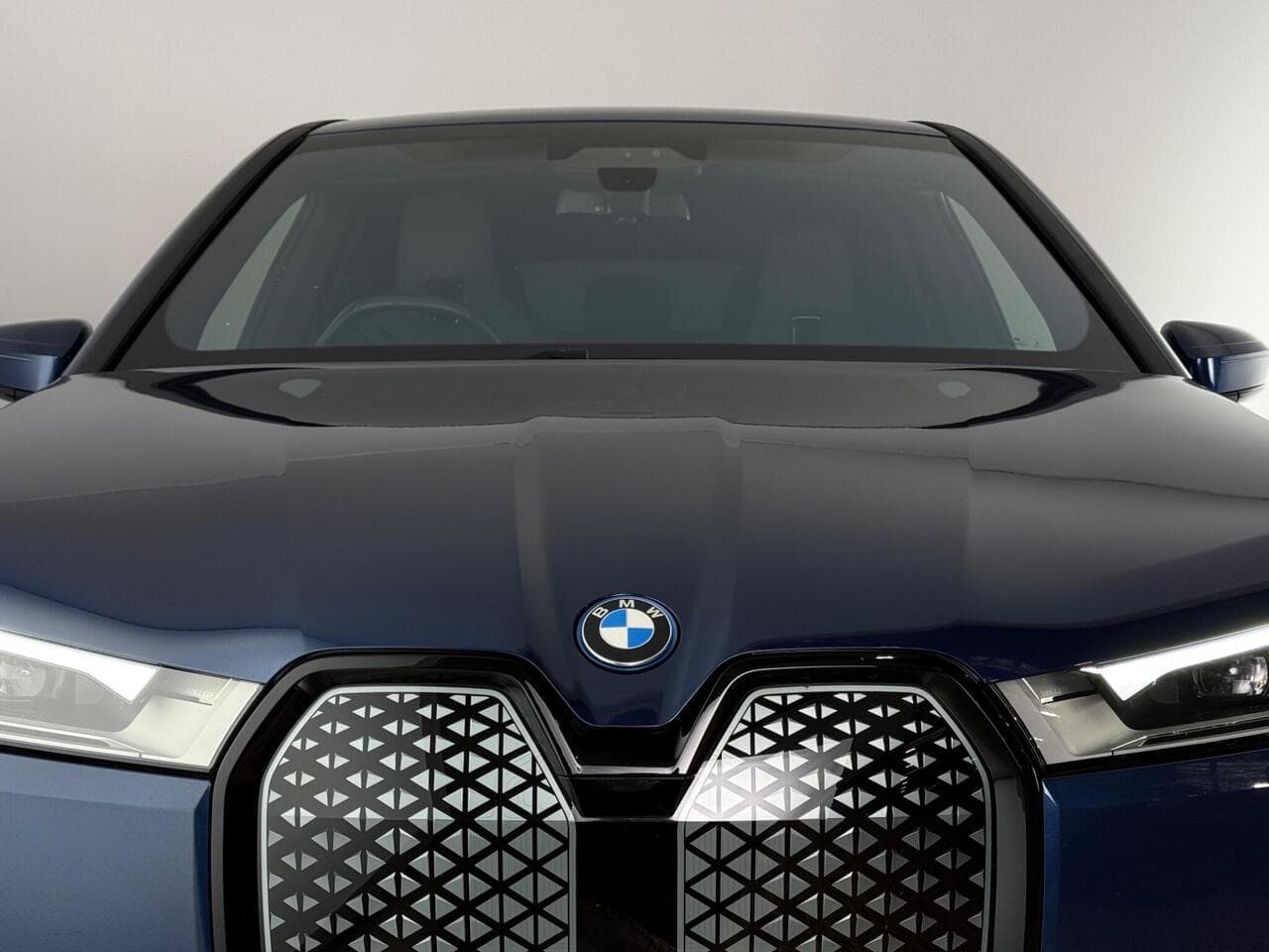 BMW iX thumbnail Front