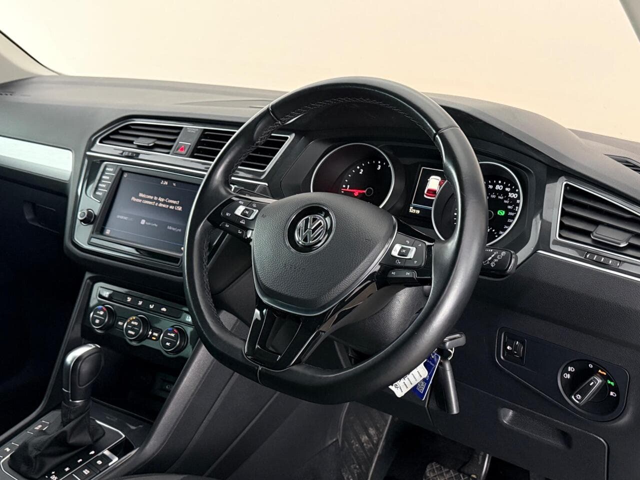 Volkswagen Tiguan thumbnail Steering Wheel