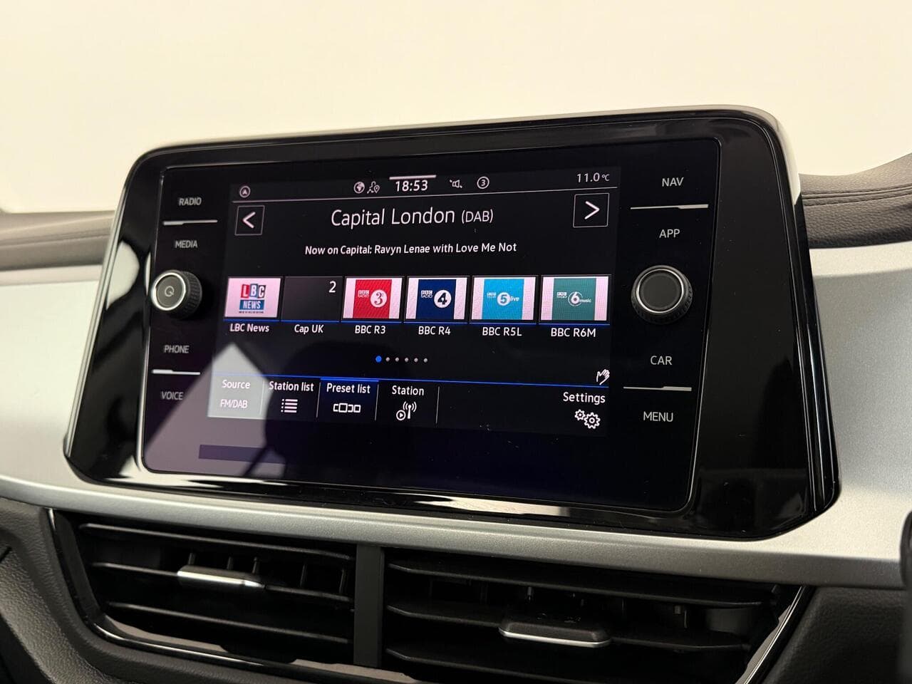 Volkswagen T-Roc thumbnail Infotainment System
