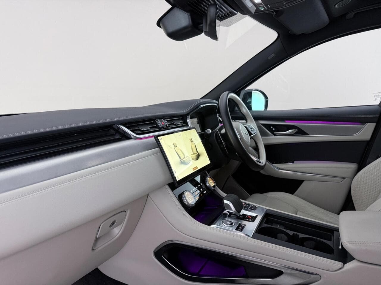 Jaguar F-PACE thumbnail Interior Front