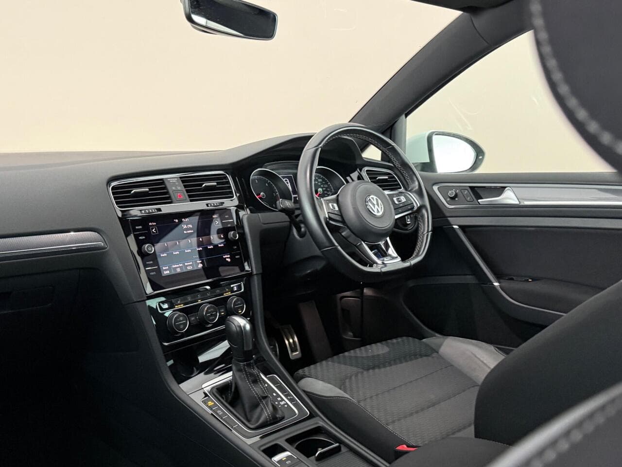 Volkswagen Golf thumbnail Interior Front