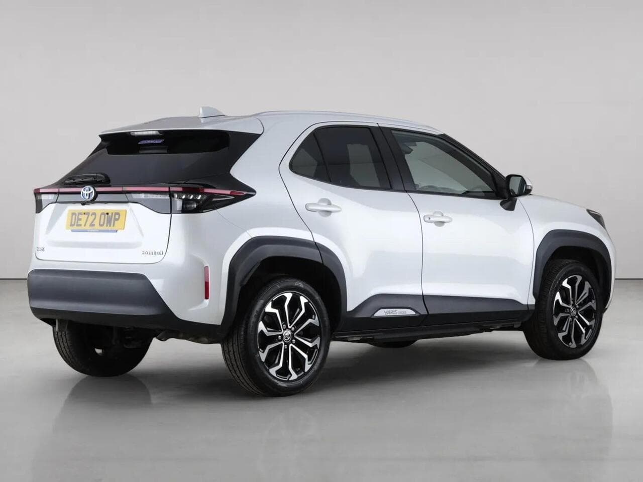 Toyota Yaris Cross thumbnail Rear Right