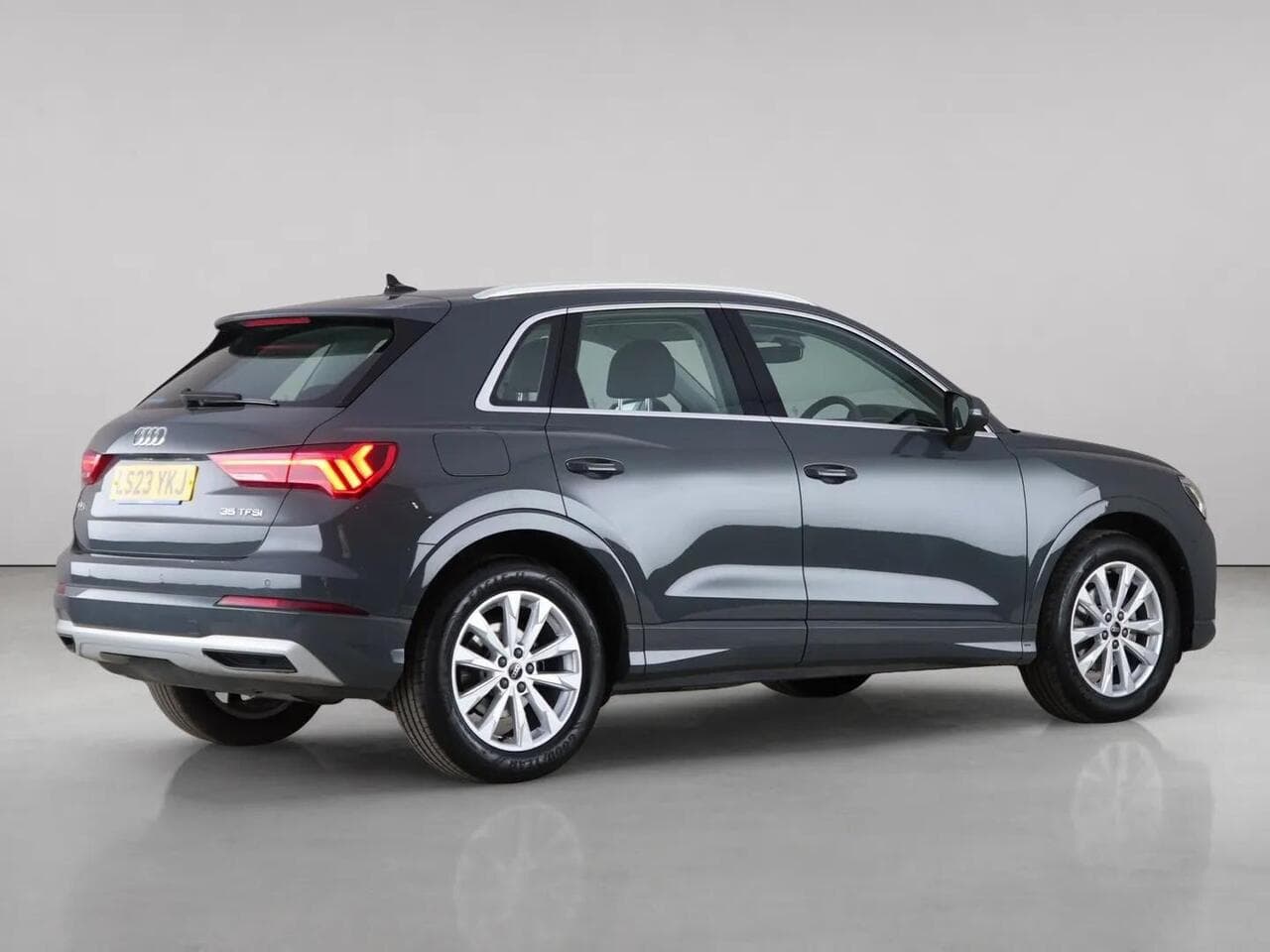 Audi Q3 thumbnail Rear Right