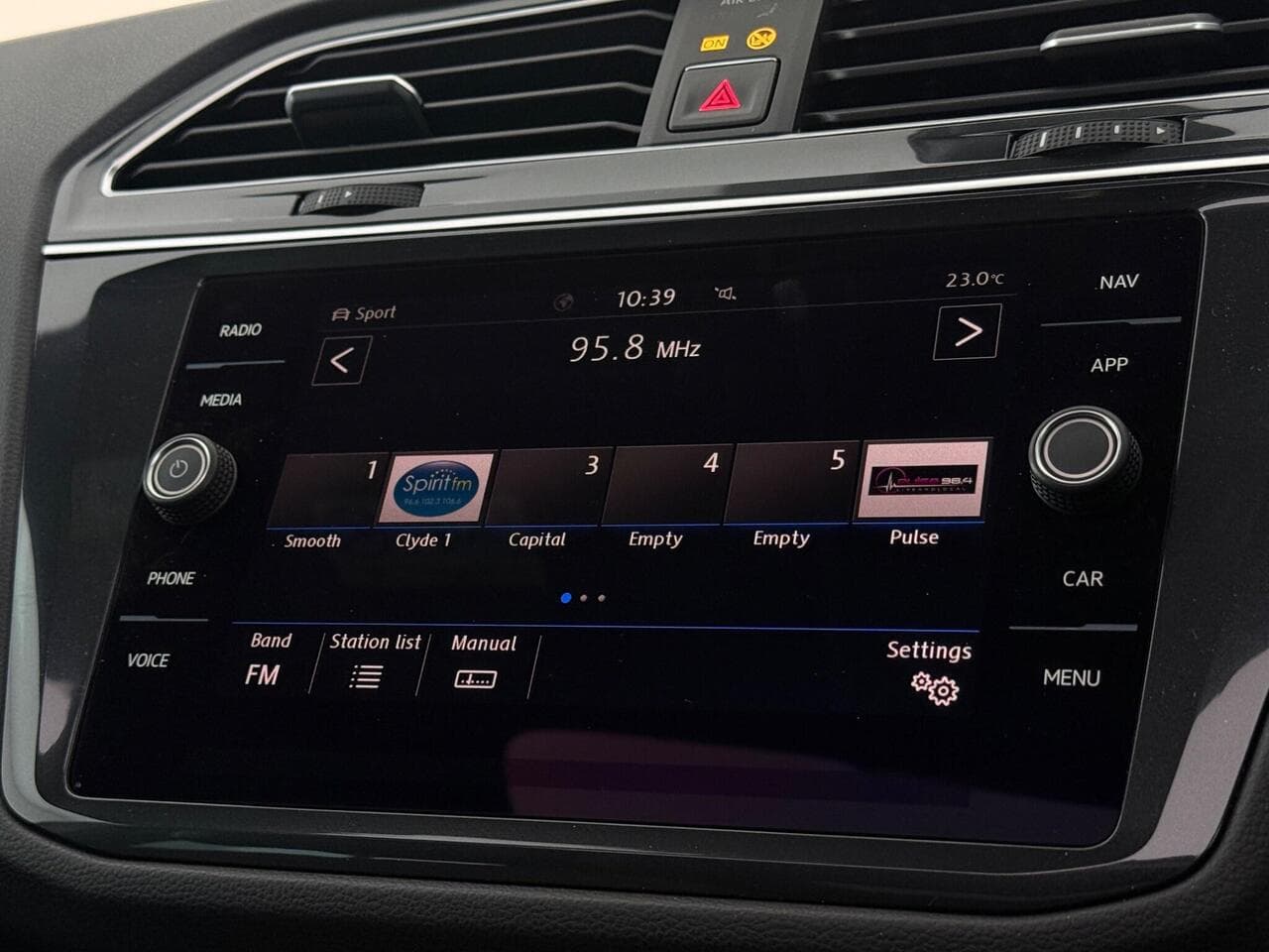 Volkswagen Tiguan thumbnail Infotainment System