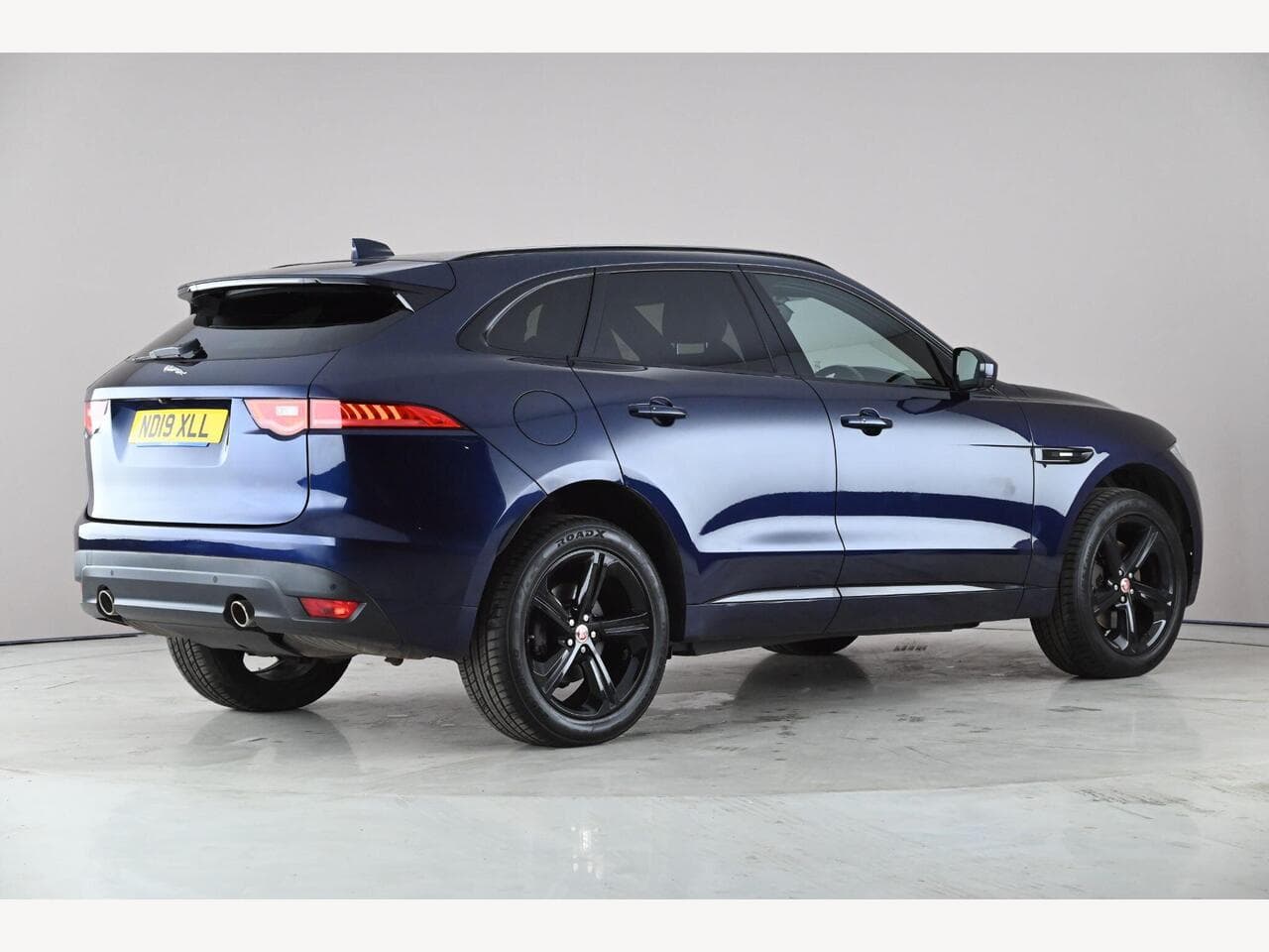 Jaguar F-PACE thumbnail Rear Right