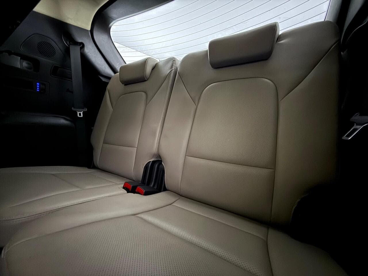 Hyundai Santa Fe thumbnail Seats Rear