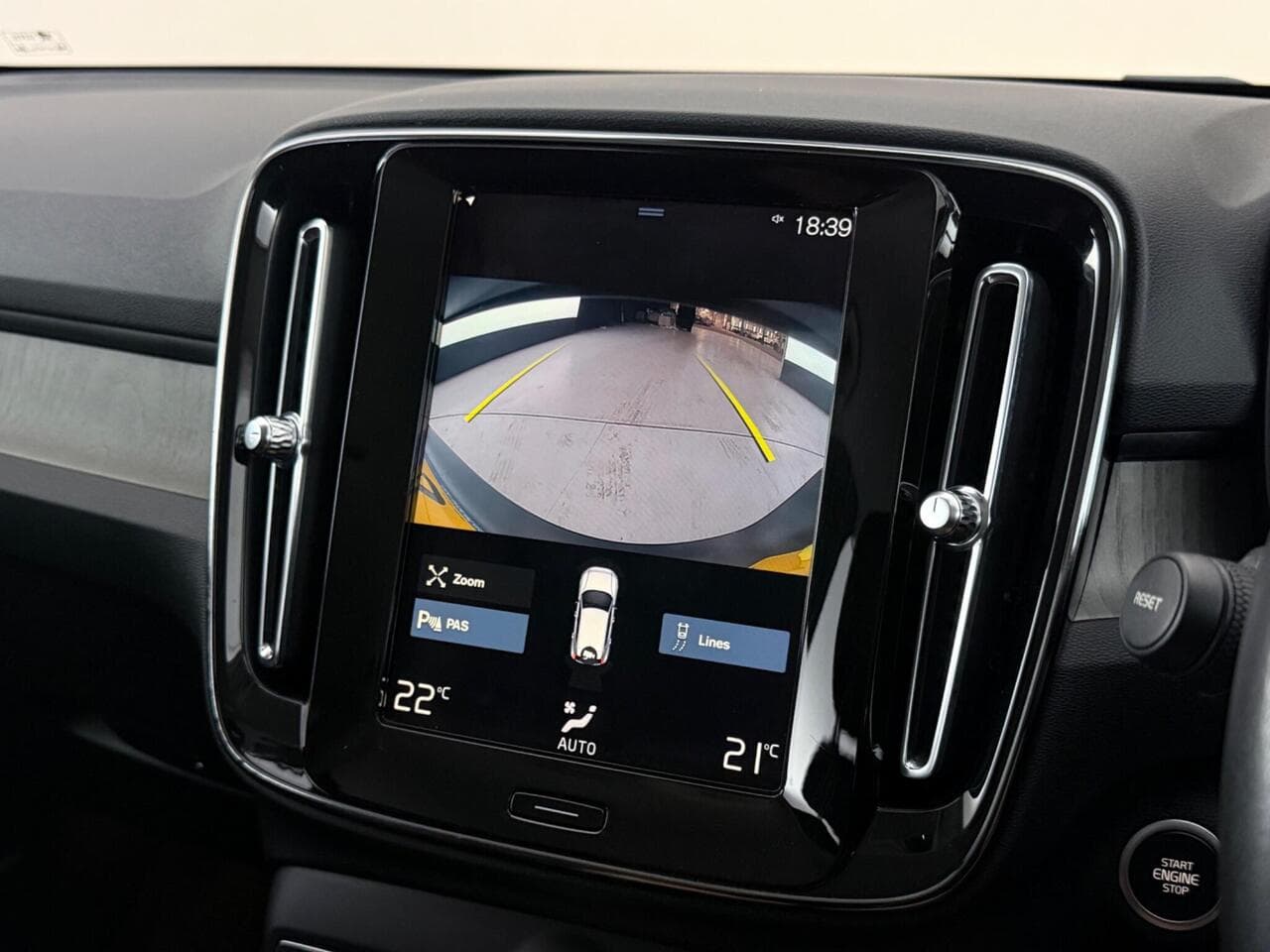 Volvo XC40 thumbnail Infotainment System