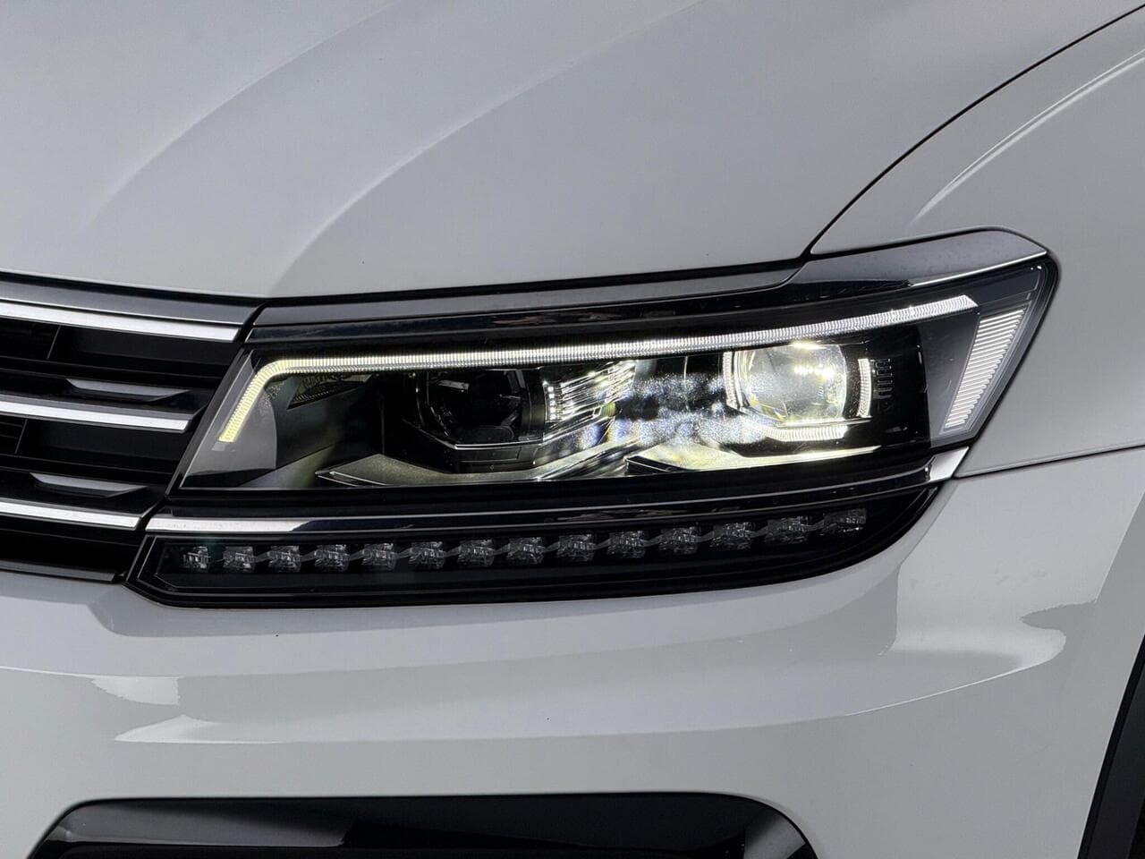 Volkswagen Tiguan thumbnail Lights Front