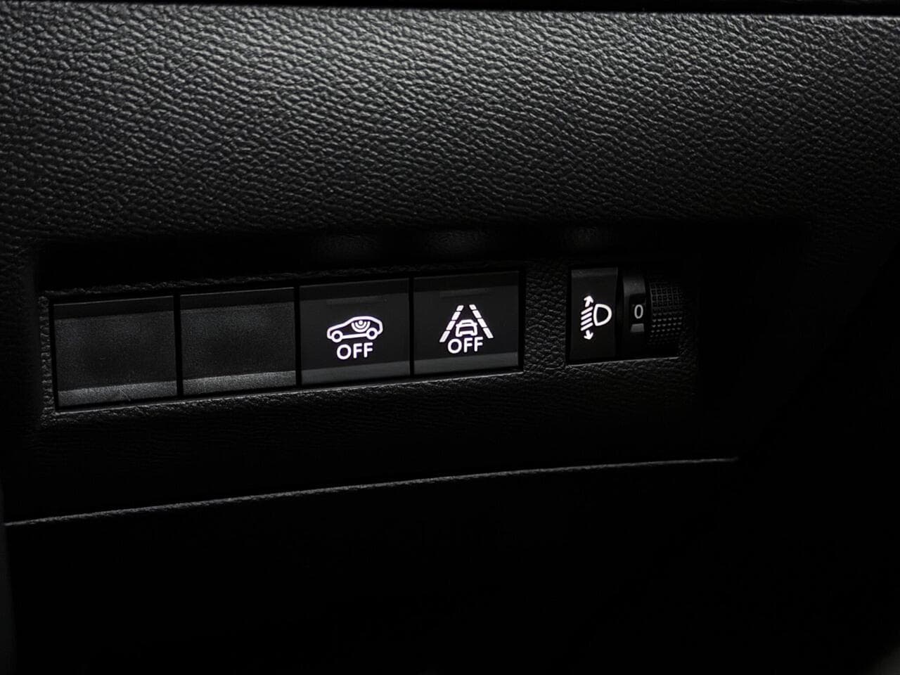 Peugeot 2008 thumbnail Misc Controls