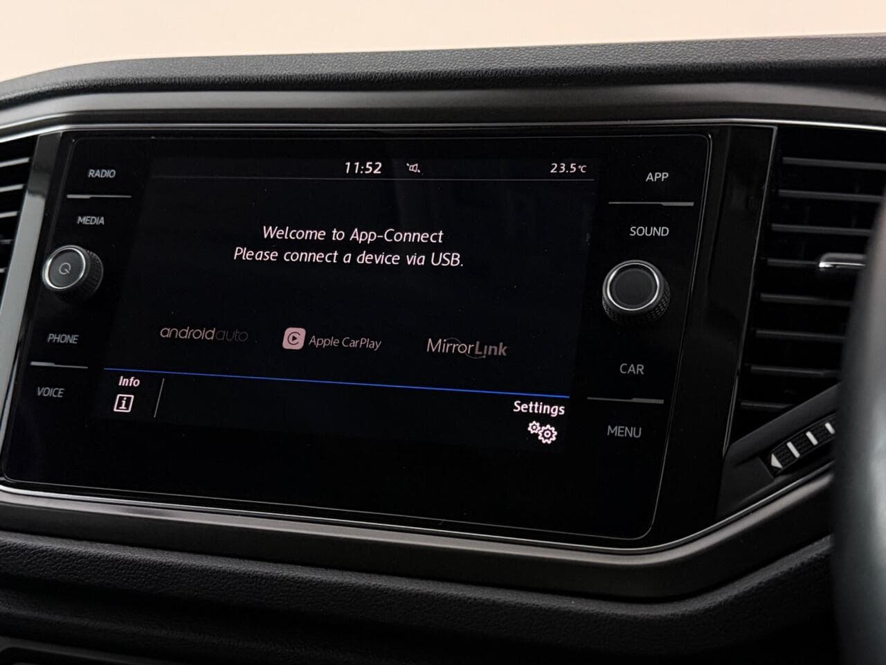 Volkswagen T-Roc thumbnail Infotainment System