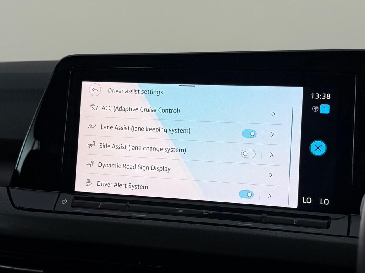 Volkswagen Golf thumbnail Infotainment System