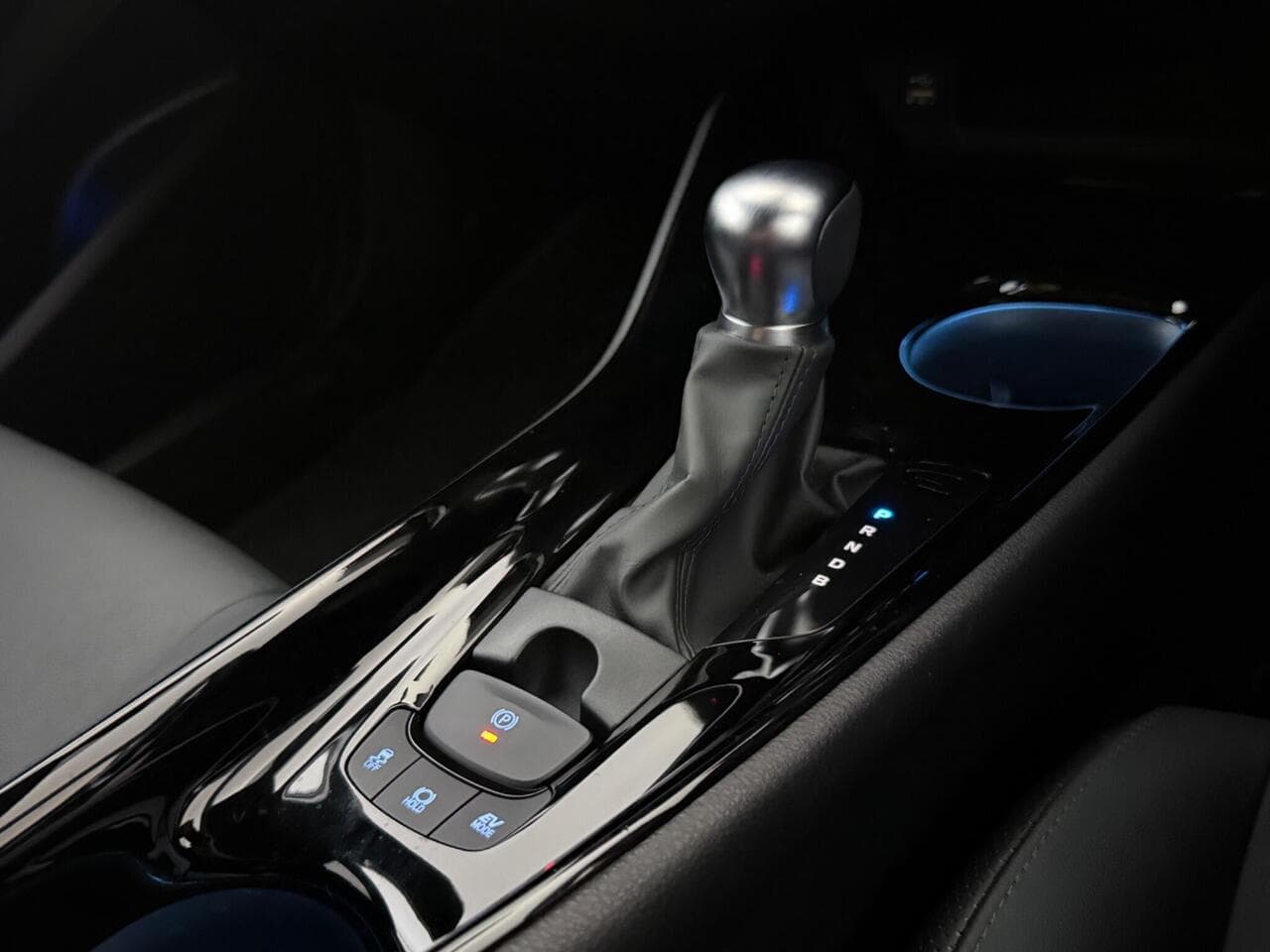 Toyota C-HR thumbnail Interior Front