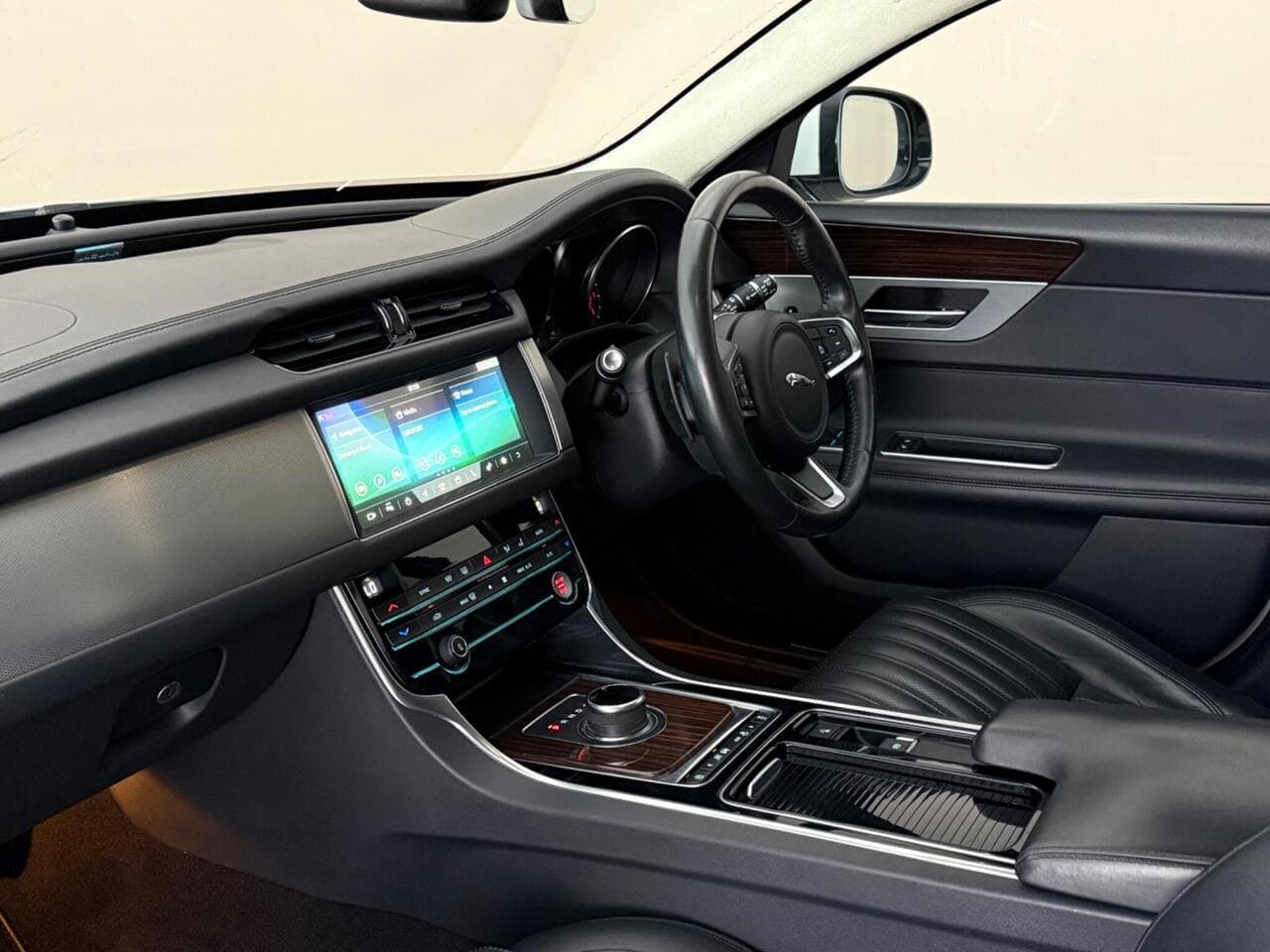 Jaguar XF thumbnail Interior Front