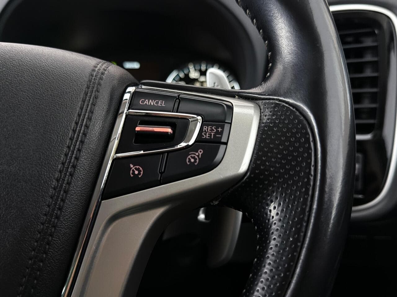 Mitsubishi Outlander thumbnail Misc Controls