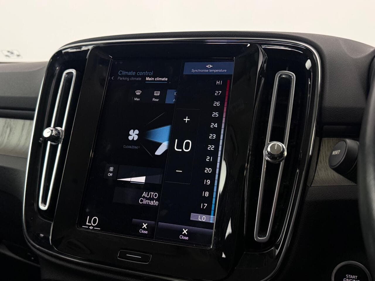 Volvo XC40 thumbnail Infotainment System