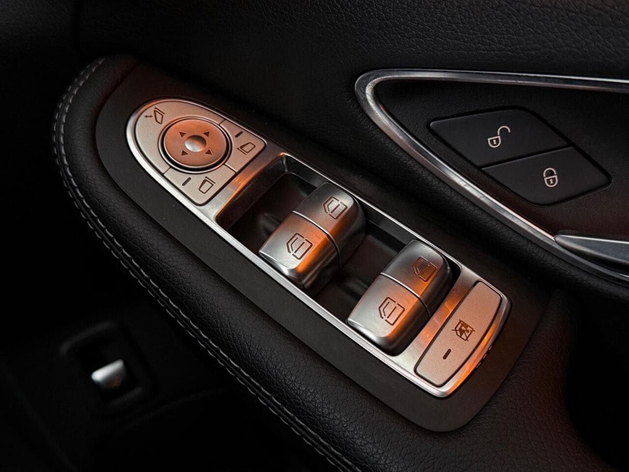 Mercedes-Benz C Class thumbnail Door Interior