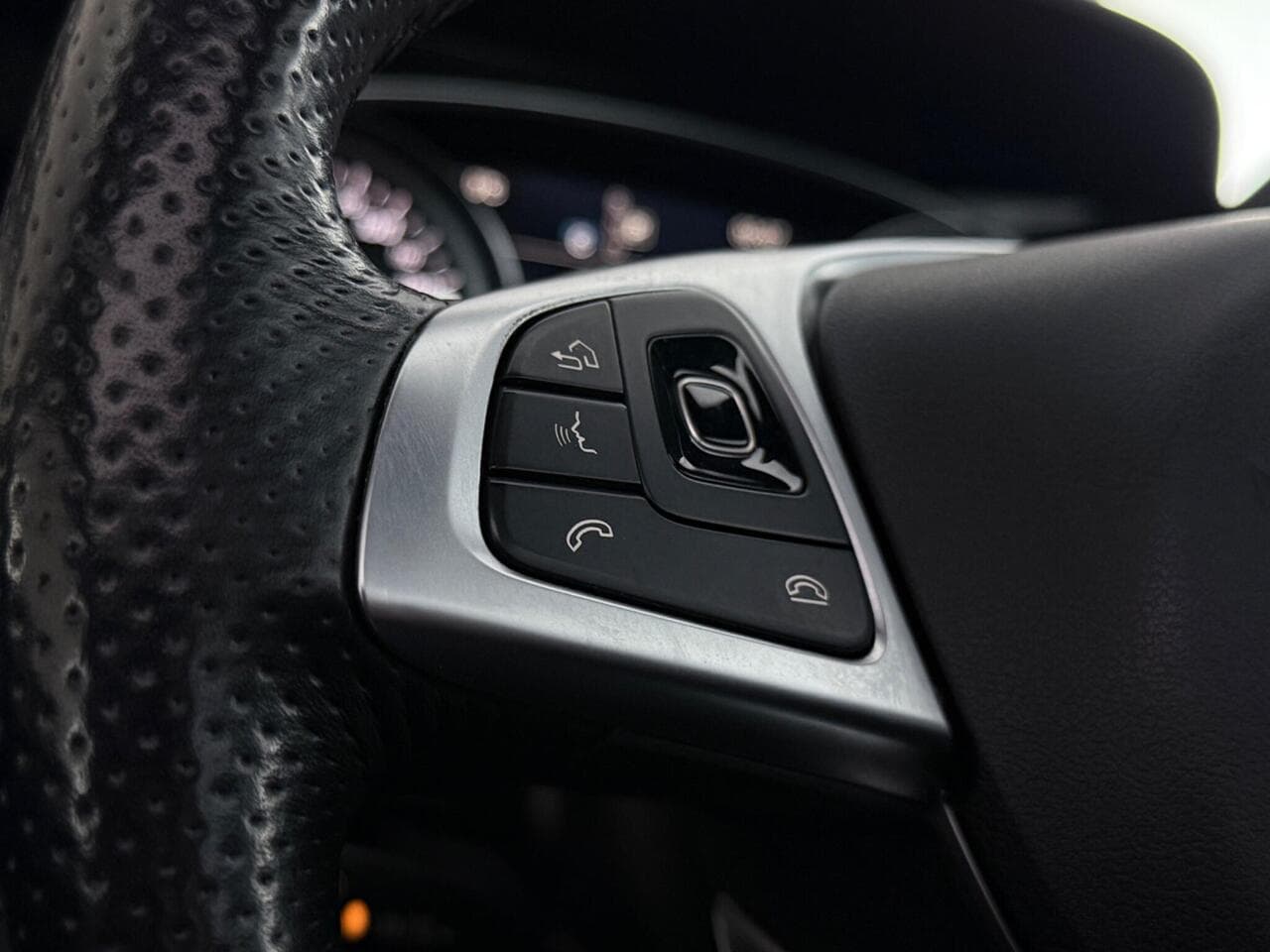 Mercedes-Benz E Class thumbnail Misc Controls